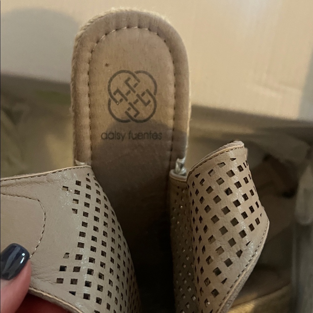 Daisy Fuentes Rory Tan Wedges - Picture 2 of 4